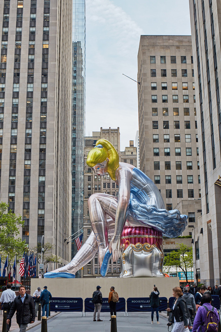 Jeff Koons instala una bailarina gigante en la entrada del Rockefeller