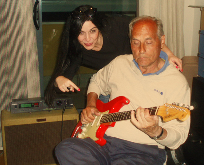 Aquí junto a mi tío el Pekenike Lucas Sáinz Amorós y su valiosa Stratocaster en su domicilio.