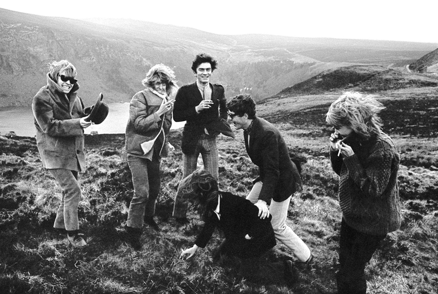 Brian Jones, Anita Pallenberg, John Paul Getty, Thalita Pol, Nicky Browne & amigos en las montañas de Wicklow, otoño 1966.